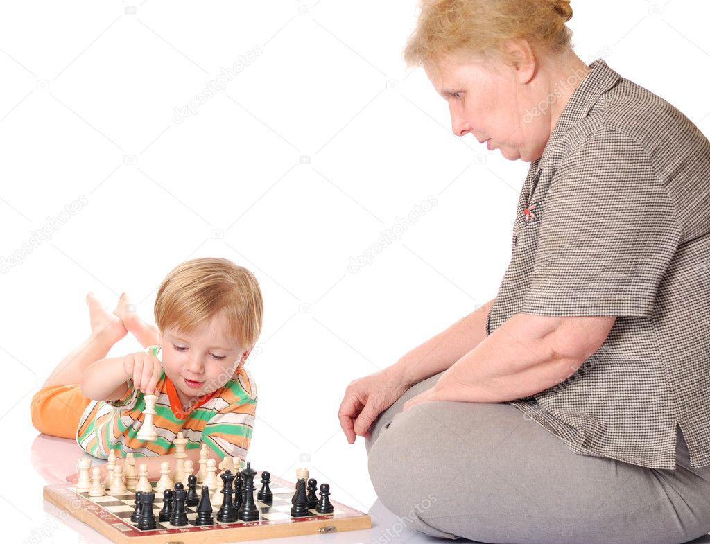 Ребёнок играет в шахматы