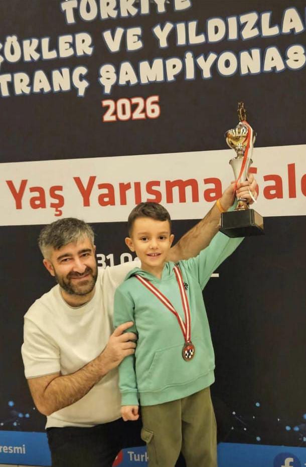 Турнирное фото слева